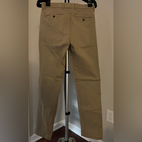 Gap Modern Men’s Khakis in Straight Fit with GapFlex - Picture 2 of 3
